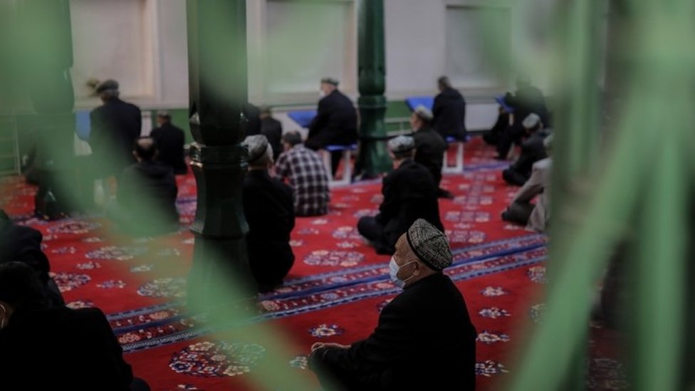 中國新疆一座清真寺內，維吾爾人正在禱告。