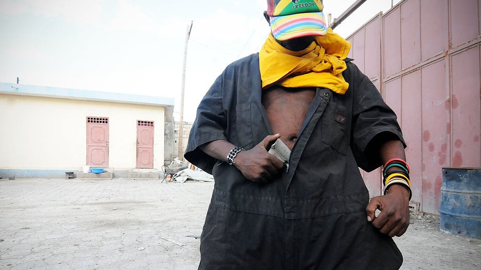 Foto de pandillero en Haití.