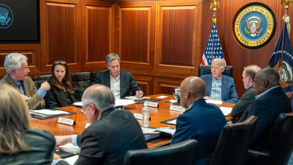 拜登和美國國家安全團隊的八名人員圍坐在桌子旁