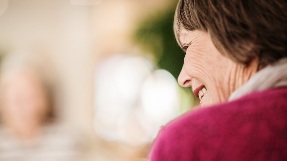 Mujer mayor sonriendo