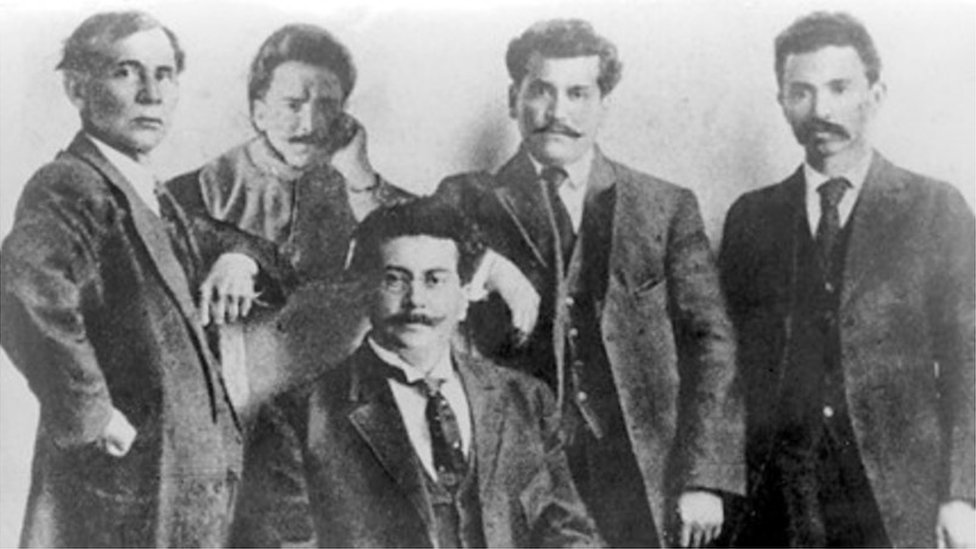 Ricardo y Enrique Flores Magón junto a otros miembros de su movimiento