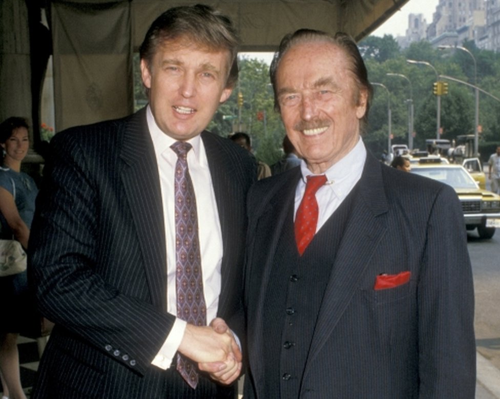 Дональд Трамп и его отец Фред Трамп на фото в июле 1988 года в отеле Plaza в Нью-Йорке