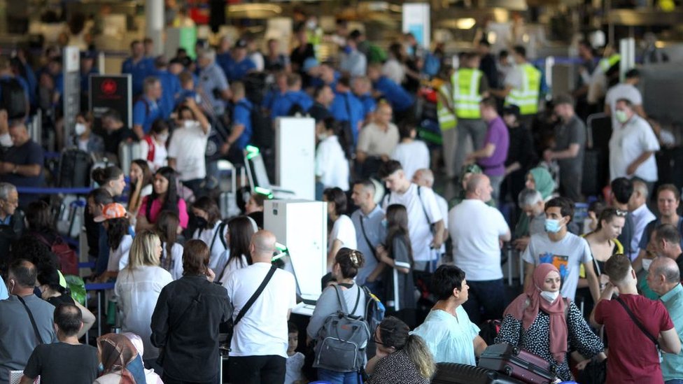 Decenas de personas hacen fila en un aeropuerto alemán