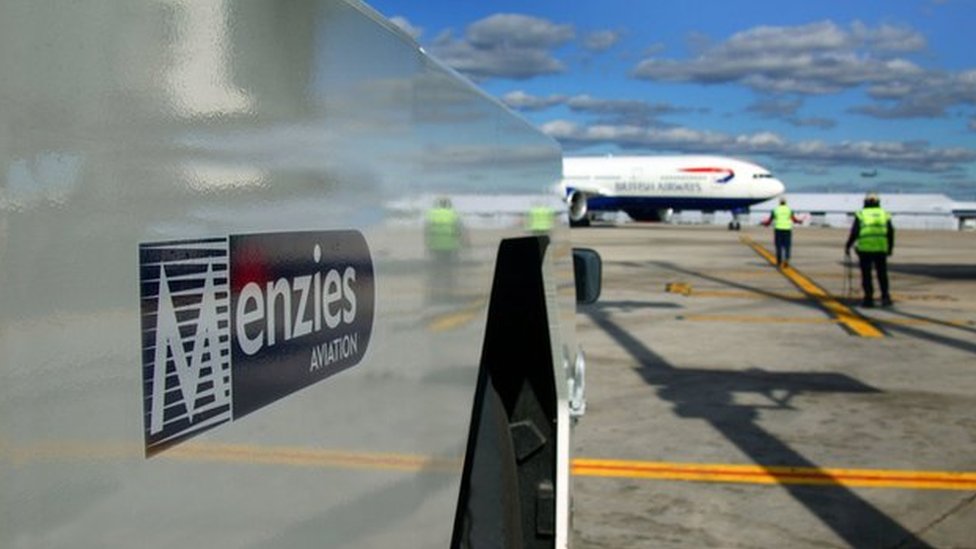 Логотип Menzies Aviation на терминале аэропорта
