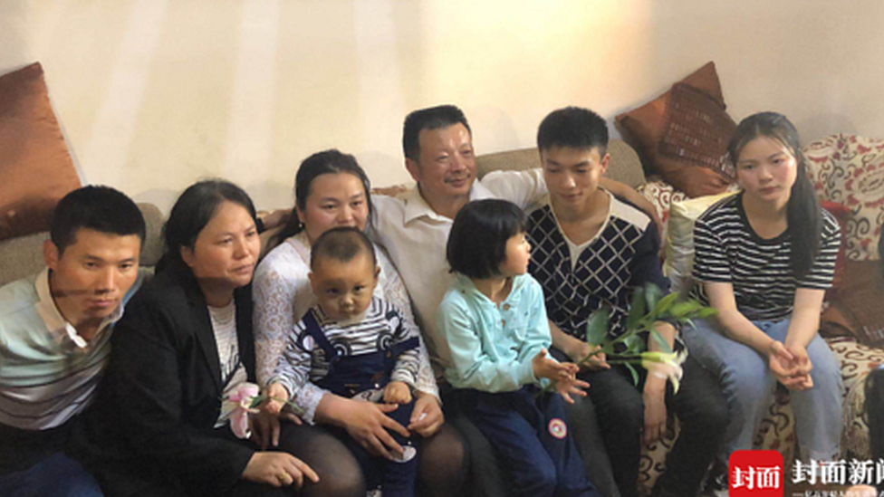 Kang Ying, Wang Mingqing y el resto de la familia