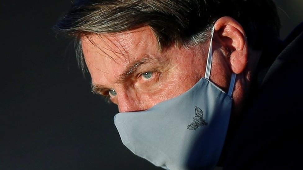 Jair Bolsonaro usando máscara