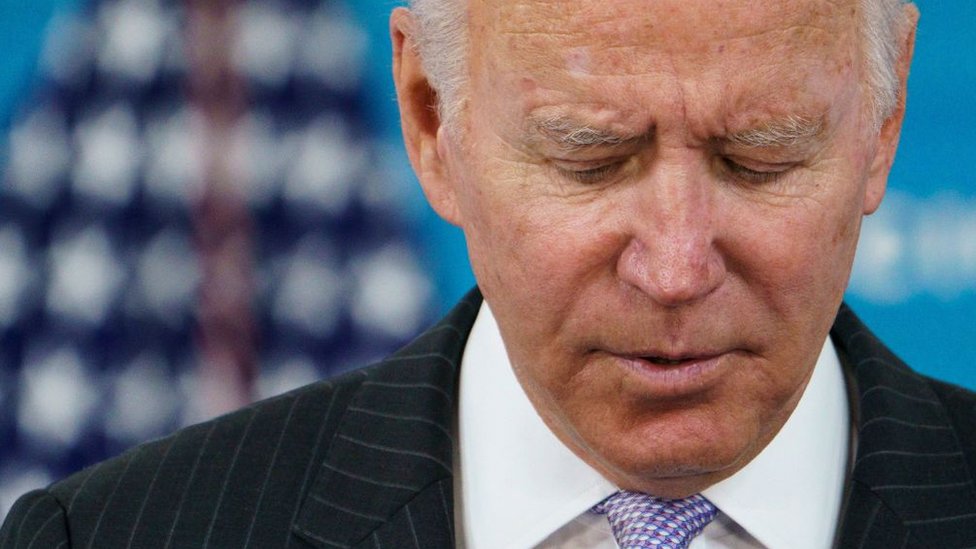 Por qué se desplomó la popularidad de Biden en Estados Unidos y qué papel juega Trump en la recuperación de los republicanos - BBC News Mundo