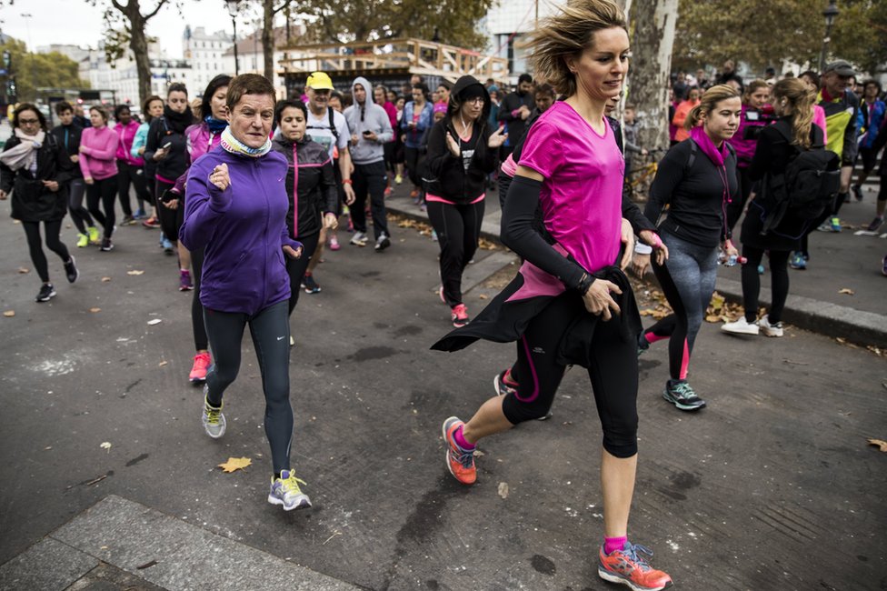 Женщины бегают по Парижу, 4 ноября