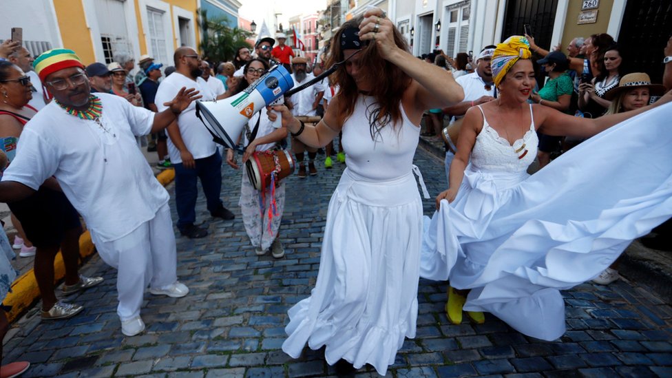 Bailarines de plena en las Fiestas de la Calle San Sebastián en enero de 2023.