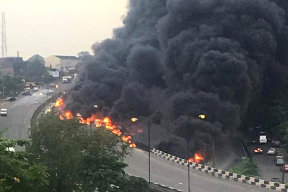 Дым и пламя поднимаются после того, как автоцистерна с нефтью загорелась в коммерческой столице Нигерии Лагосе, 28 июня 2018 г.