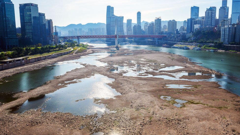 Dasar sungai Jialing di lokasi ia bertemu dengan sungai Yangtze terekspos karena kekeringan di Chonqing, China (Agustus 2022)