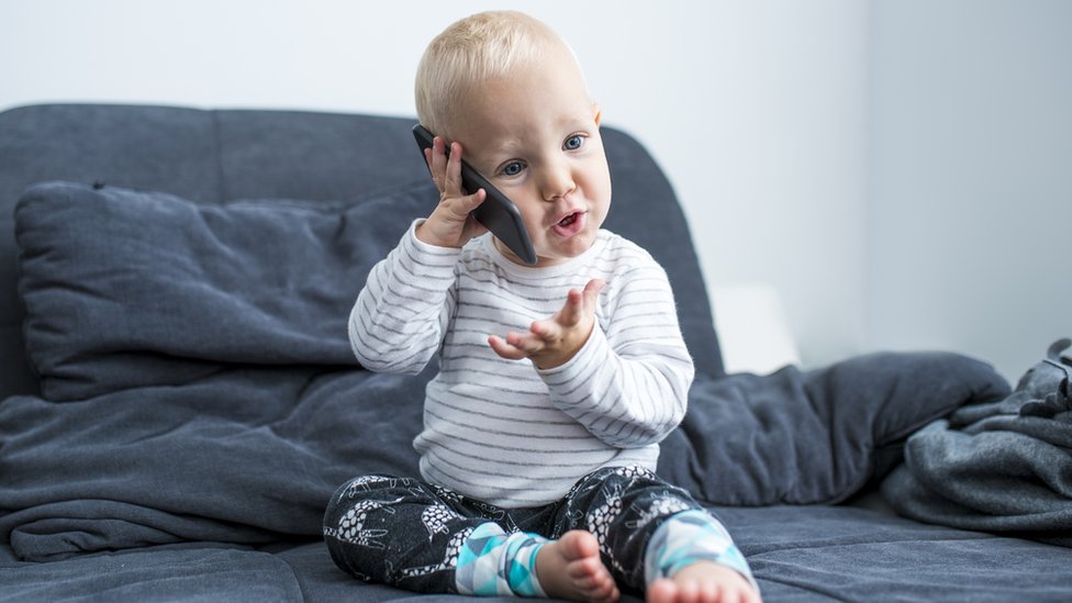 Bebé hablando por teléfono