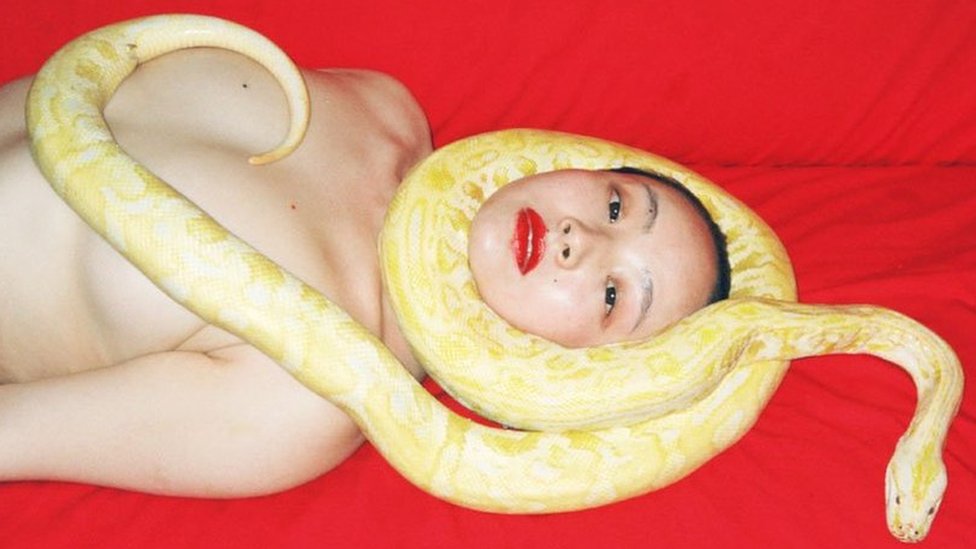Tussen Zorg tempel Ren Hang: Death of China's hotshot erotic photographer - BBC News