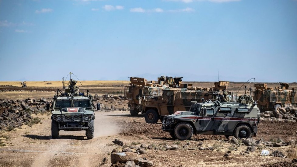 Türkiye sınırı yakınlarındaki Haseke bölgesinde devriye gezen Türk ve Rus birlikleri.