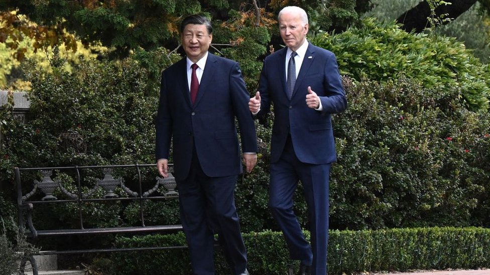 美國總統拜登（右）和中國國家主席習近平在會晤後一起散步。