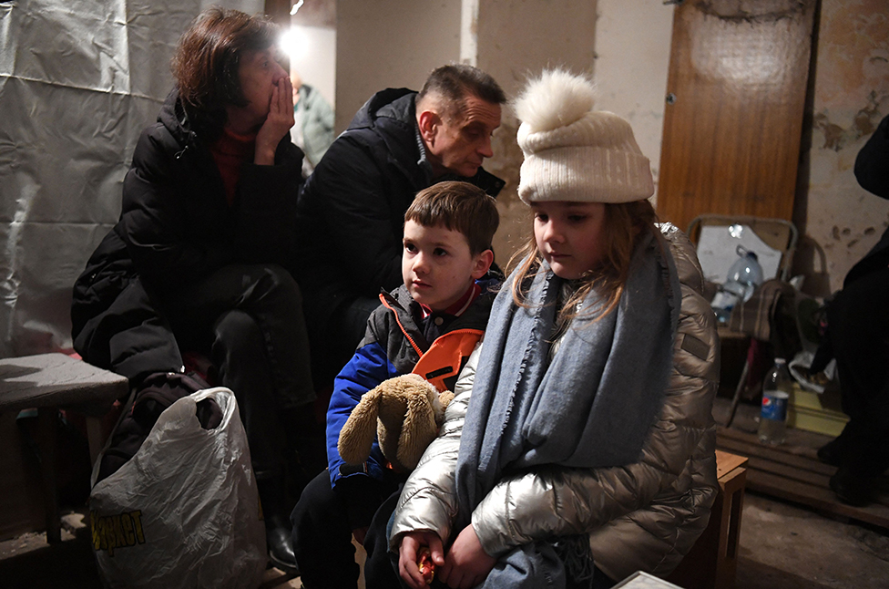Residentes de Kiev en refugios en sótanos durante las alertas de bombardeo en la capital.