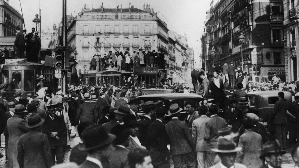 Decenas de personas celebran en abril de 1931 la instauración de la Segunda República. República.