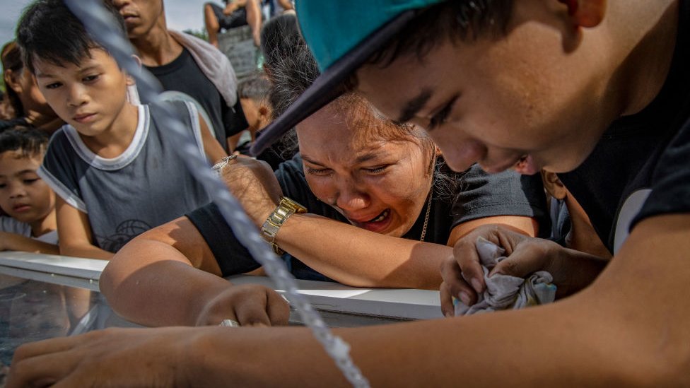 Родственники плачут во время похорон 23-летней Джейби Кастор 18 июля 2019 года в Маниле, Филиппины.