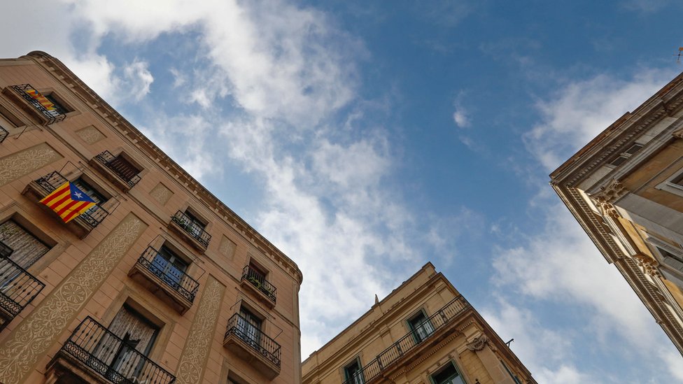 Muchos catalanes sacaron en los últimos años a sus balcones la bandera estelada, emblema del independentismo. Esteladas en un edificio de Barcelona.