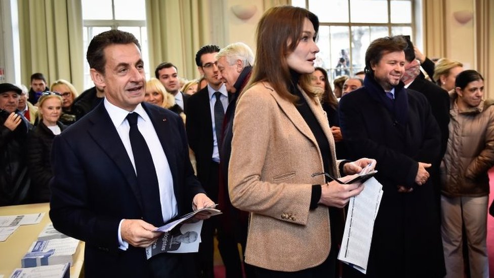 Николя Саркози и его жена Карла Бруни-Саркози голосуют в Париже. Фото: 13 декабря 2015 г.