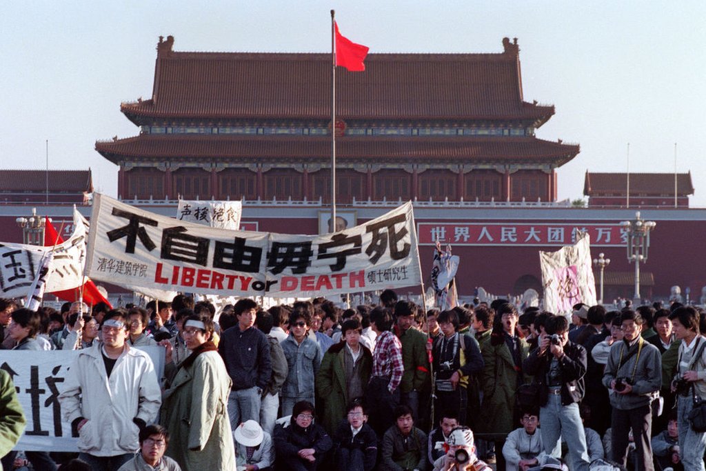 1989年5月14 日，北京天安門廣場，學生和民眾在絕食一夜後聚集在一起。