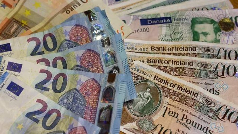 Actualmente, en ambos lados de la frontera se aceptan tanto euros como libras esterlinas. Moneda