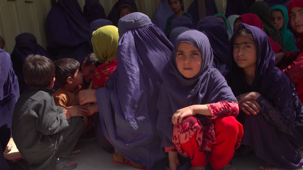Pacientes en una clínica en una zona controlada por el Talibán