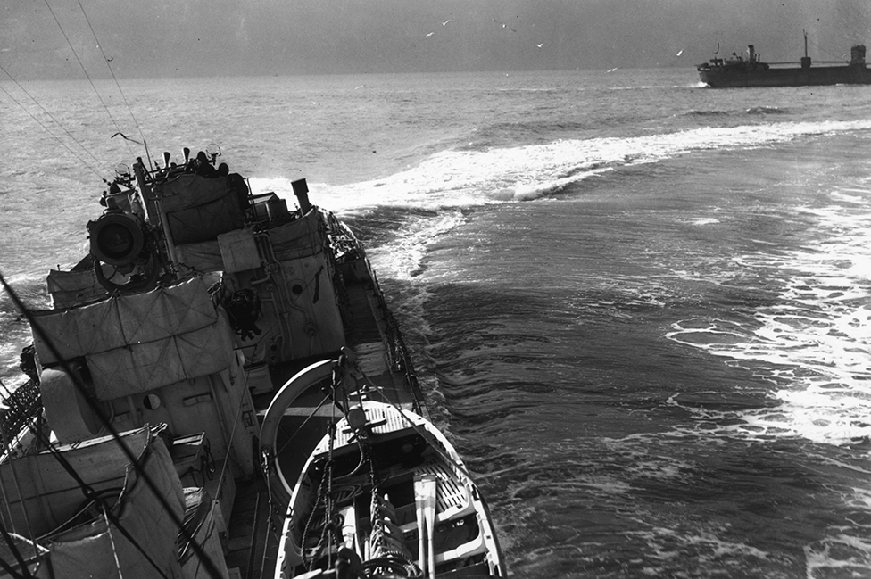Un destructor de escolta británico protegiendo a un convoy en el Atlántico en 1942.