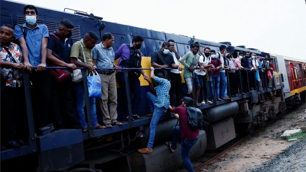 Penumpang kereta di Kolombo, 6 Juli 2022