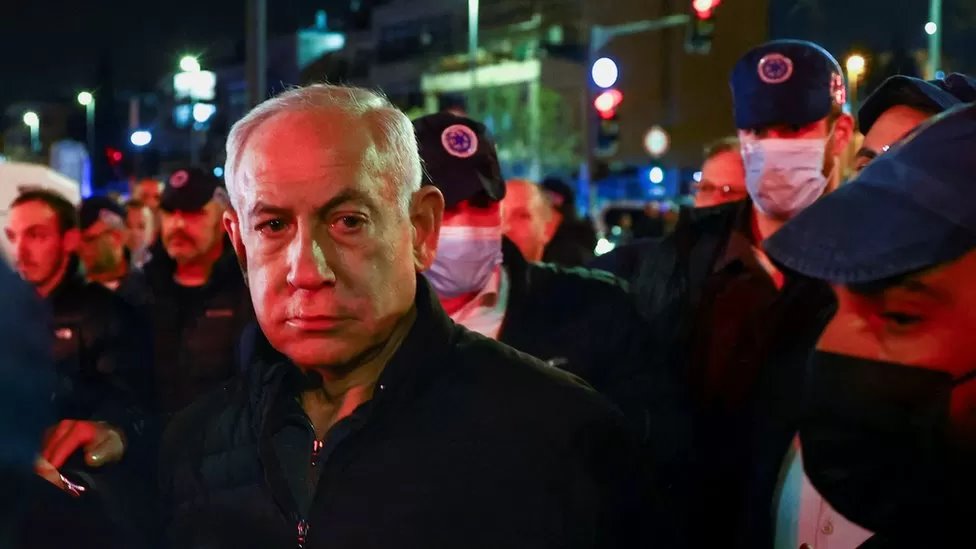 نتنياهو تعهد، في أثناء زيارته لموقع هجوم القدس الجمعة، بأن تتخذ حكومته "إجراءات فورية".