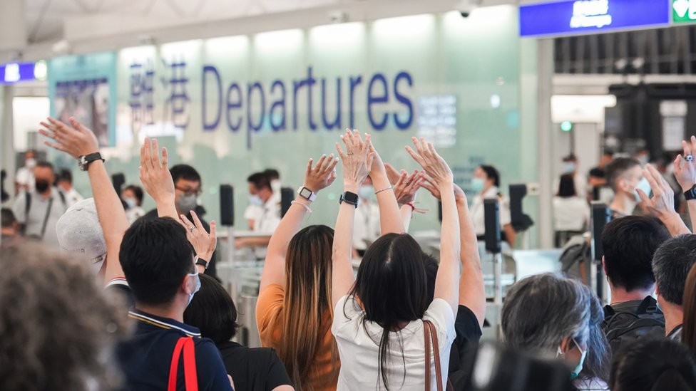 香港國際機場一號客運大樓離境大堂一群親朋向離港移民的親友揮手送行（18/7/2021）