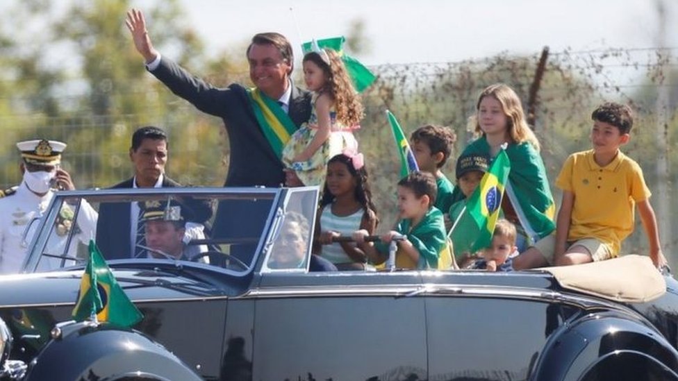 Jair Bolsonaro com crianças em carro durante manifestação em Brasília no 7 de setembro de 2021