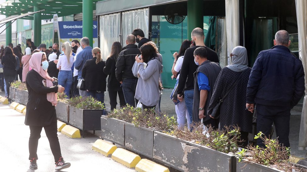 Люди выстраиваются в очередь, чтобы войти в супермаркет во время вспышки коронавирусной болезни (COVID-19) в Бейруте, Ливан (11 января 2021 г.)