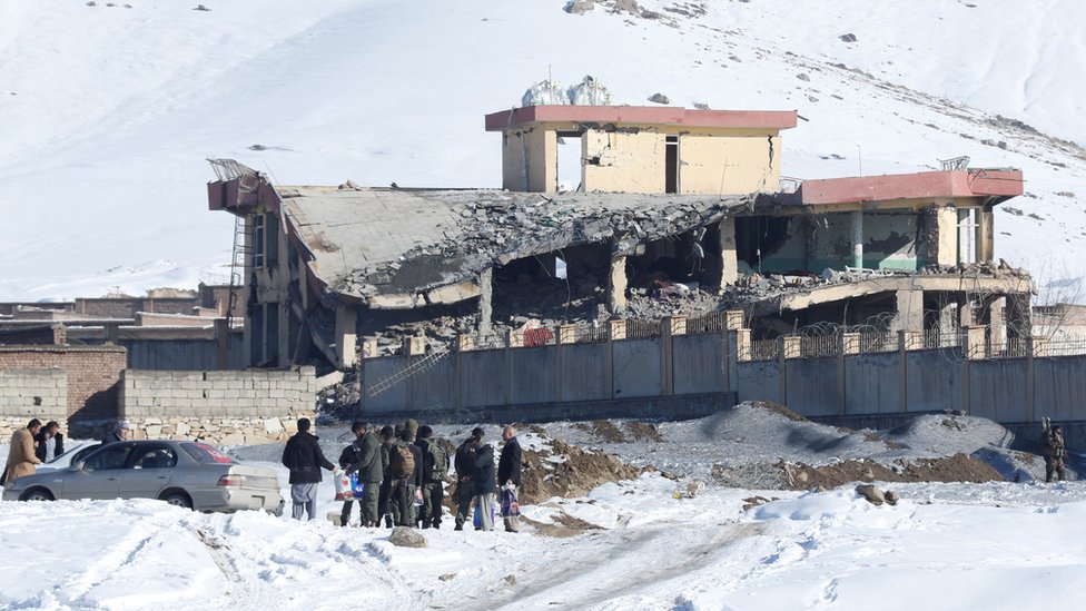 saldırının yaşandığı ve kısmen yıkılmış askeri bina