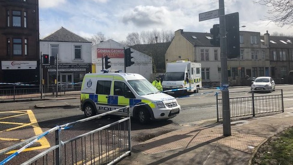 Man 'shot in the head' by masked gunman in Maryhill - BBC News