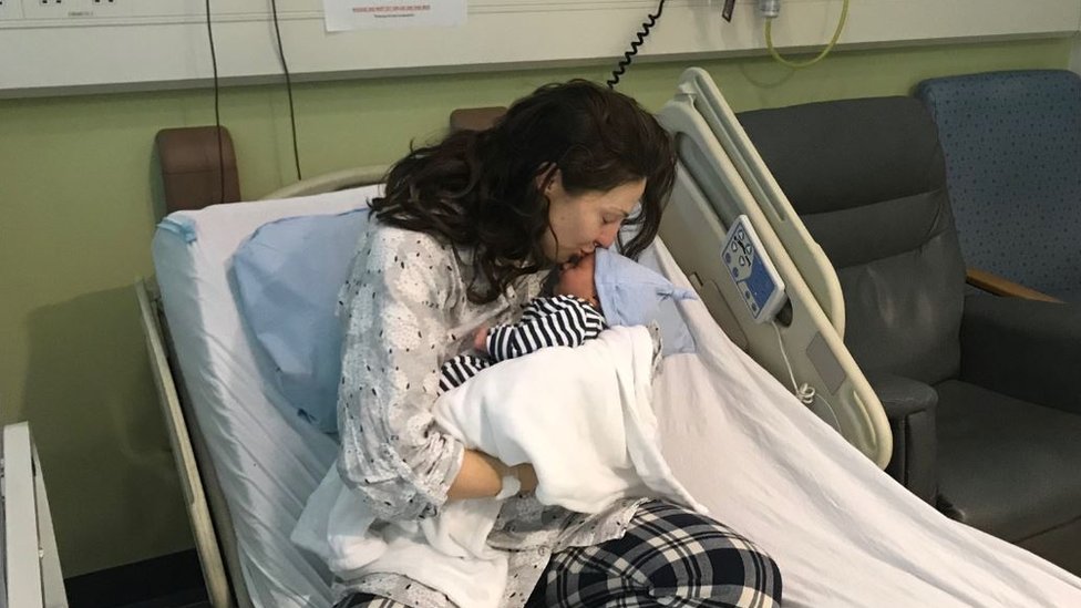 Ellie en una imagen con su hijo en el hospital.