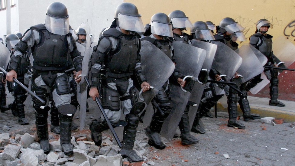 Policías, en Atenco, México.