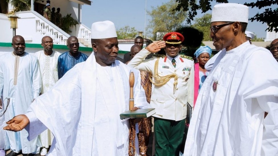Президент Гамбии Яхья Джамме (слева) приветствует президента Нигерии Мухаммаду Бухари (справа) в Доме государства в Банжуле, Гамбия, 13 января 2017 года.