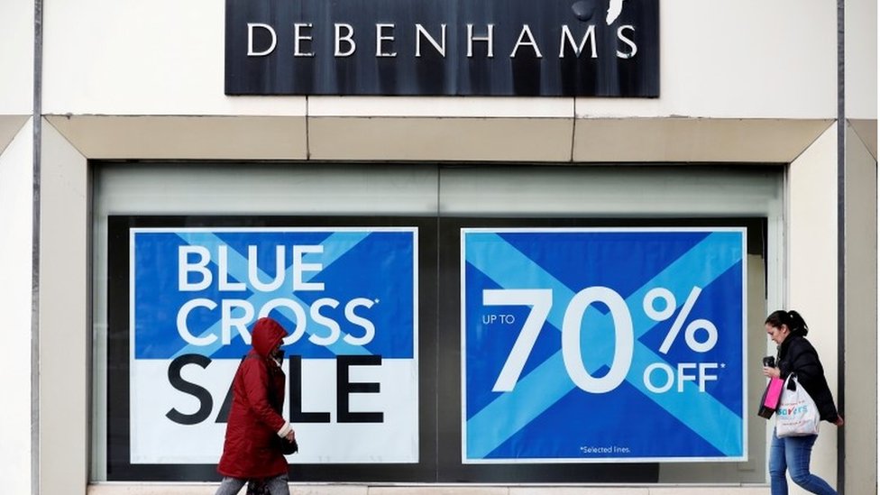 Внешний вид Магазин Debenhams Stockport со знаками Голубого креста