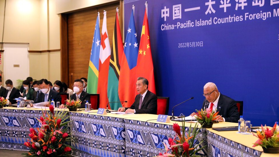 中國外長王毅（中）與斐濟總理兼外長姆拜尼馬拉馬（右）在斐濟蘇瓦主持第二次中國—太平洋島國外長會（新華社圖片30/5/2022）