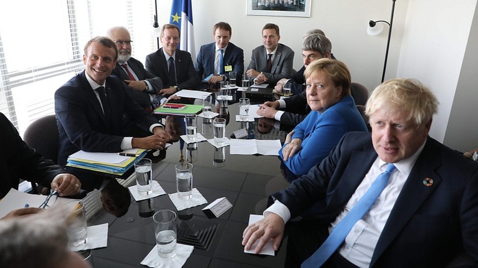 Президент Франции Эммануэль Макрон (слева) встречается с канцлером Германии Ангелой Меркель и премьер-министром Великобритании Борисом Джонсоном (справа) в штаб-квартире ООН 23 сентября 2019 года в Нью-Йорке