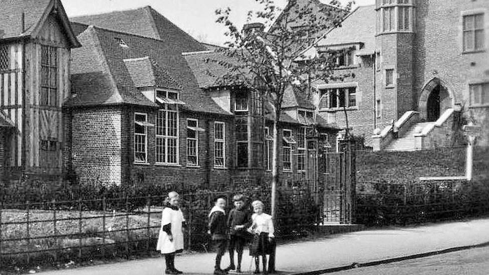 Бурнвильский карильон и младшая школа в 1910 году
