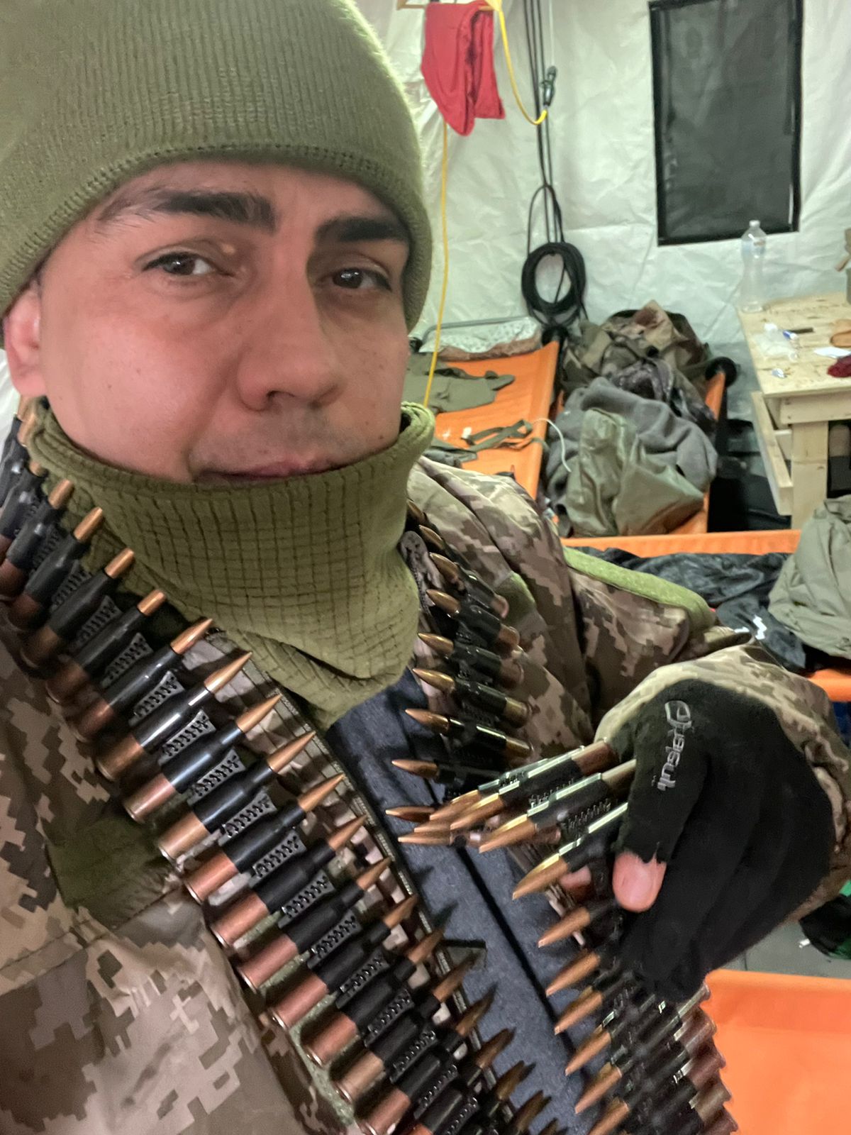 André Hack Bahi exibe munição em alojamento para combatentes da guerra na Ucrânia.