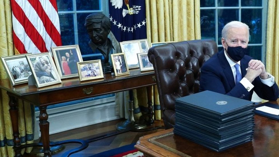 Joe Biden en la oficina Oval