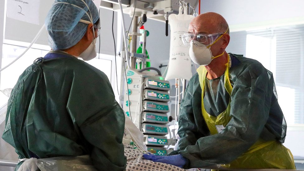 Equipe médica usando EPI completo no Frimley Park Hospital em maio de 2020