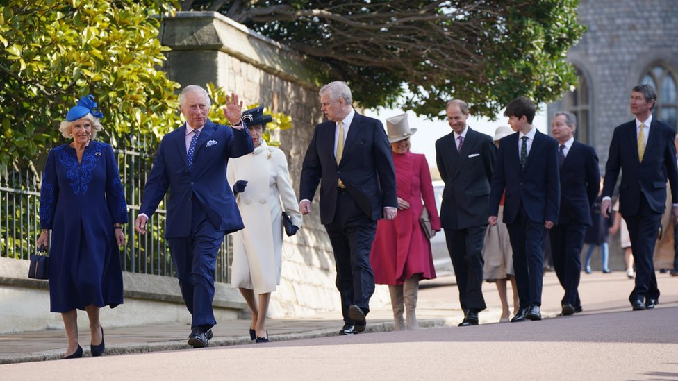 Članovi kraljevske porodice prisustvuju uskršnjoj službi u zamku Vindzor
