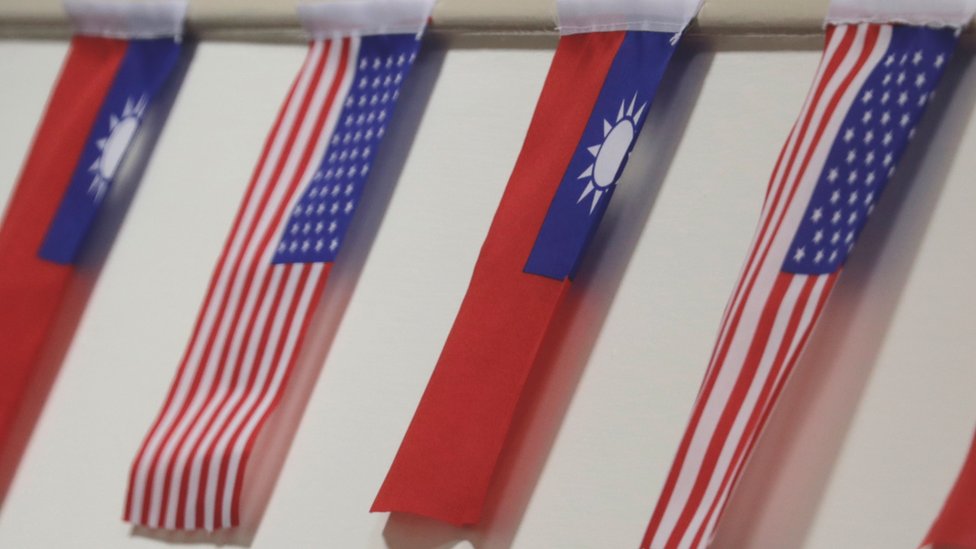 Флаги Тайваня и США демонстрируются во время торжественного открытия офиса «Тайваньского совета по делам США» в Тайбэе,