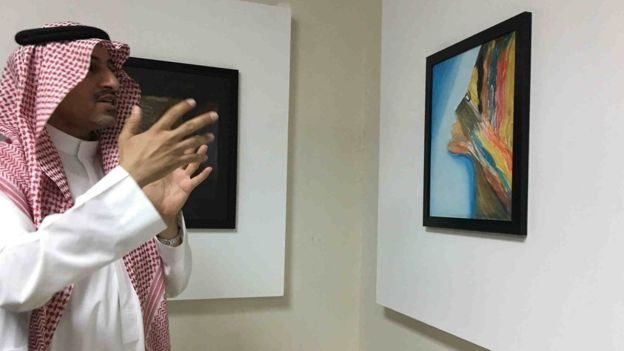 El doctor Bader Al-Razin cree en los beneficios del arte como herramienta terapéutica. Bader Al-Razin