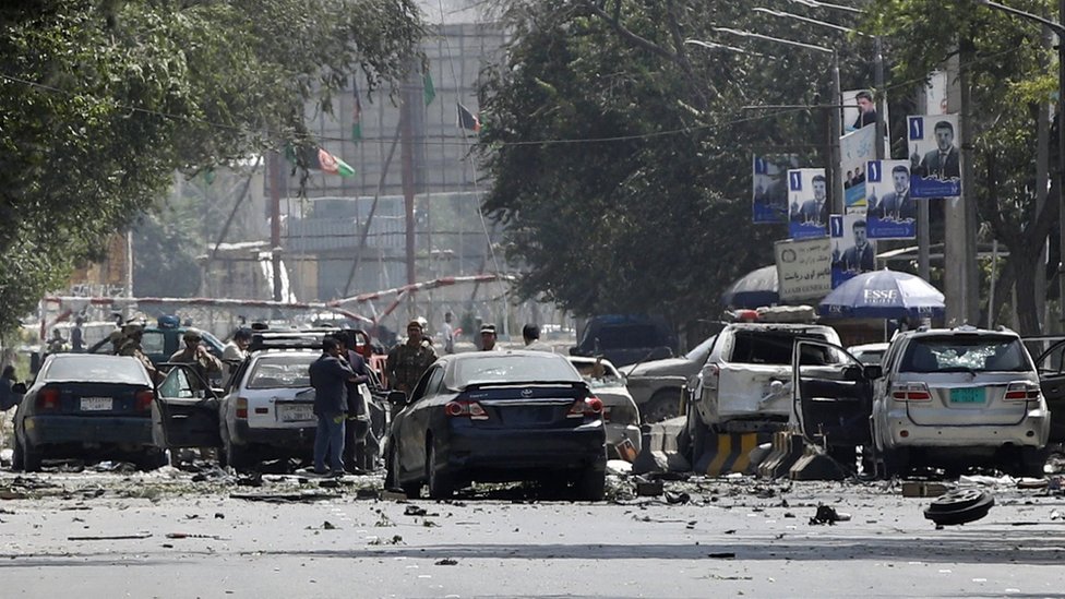 Афганские силы безопасности осматривают место происшествия после теракта смертника на контрольно-пропускном пункте в центре Кабула