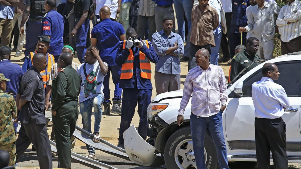 Толпы на месте взрыва одного белого поврежденного автомобиля в Хартуме, Судан - 9 марта 2020 года